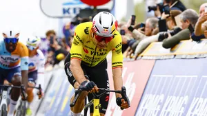 Wout van Aert komt over de finish in Dwars door Vlaanderen.