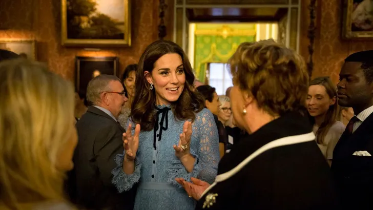 Hertogin Kate showt babybuik