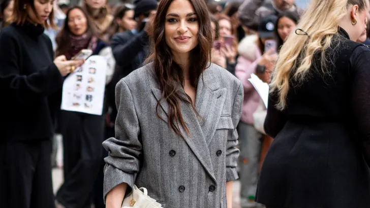 Vrouw met stijlvolle look.