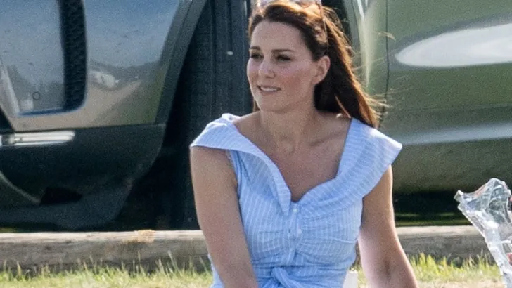 Kate's zomerjurkje vlíégt de winkel uit