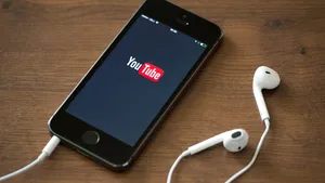 Miljoenen verdienen met YouTube: dit 7-jarige kind deed het