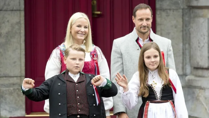 Protocol? Noorse prins Sverre heeft er lak aan 
