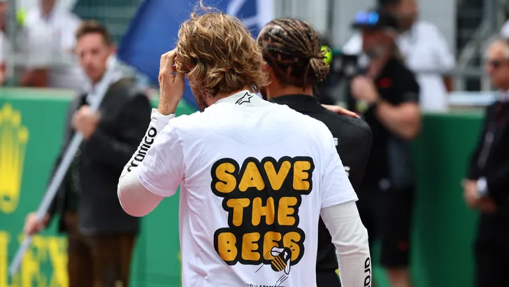 Sebastian Vettel kleurt kerbs Suzuka zwart/geel voor bijenproject