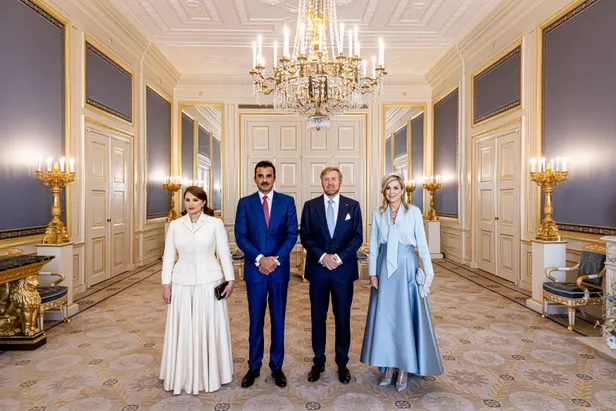 Koningin Máxima in haar favoriete Natan-rok bij het welkom voor de Emir van Qatar, juni 2024.