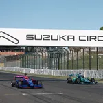 Daniil Kvyat en een AI die samen racen op Suzuka