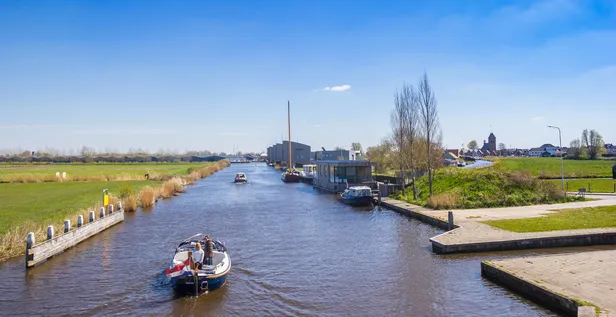 Grou is omringd door water