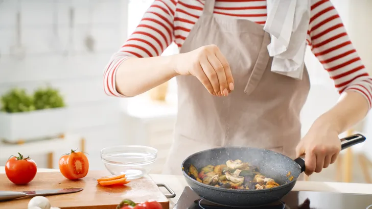 vrouw aan het koken met pan
