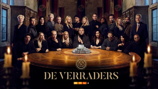 De 22 kandidaten van De Verraders 2026 en presentator Tijl Beckand