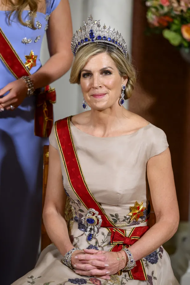 Koningin Máxima staatsbanket Duitsland: detailfoto van koningin Máxima met saffieren parure.