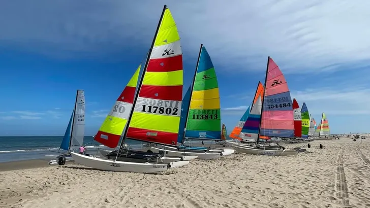 Internationaal catamaran spektakel voor de kust van Den Haag