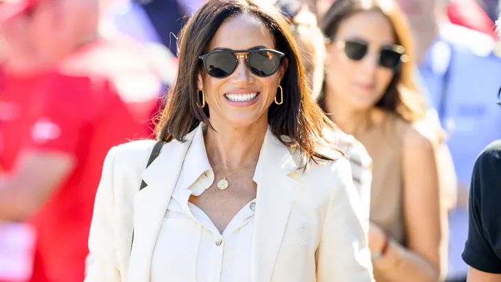 De witte linnen overslagjurk van H&M waarmee je moeiteloos de stijl van Meghan Markle kopieert