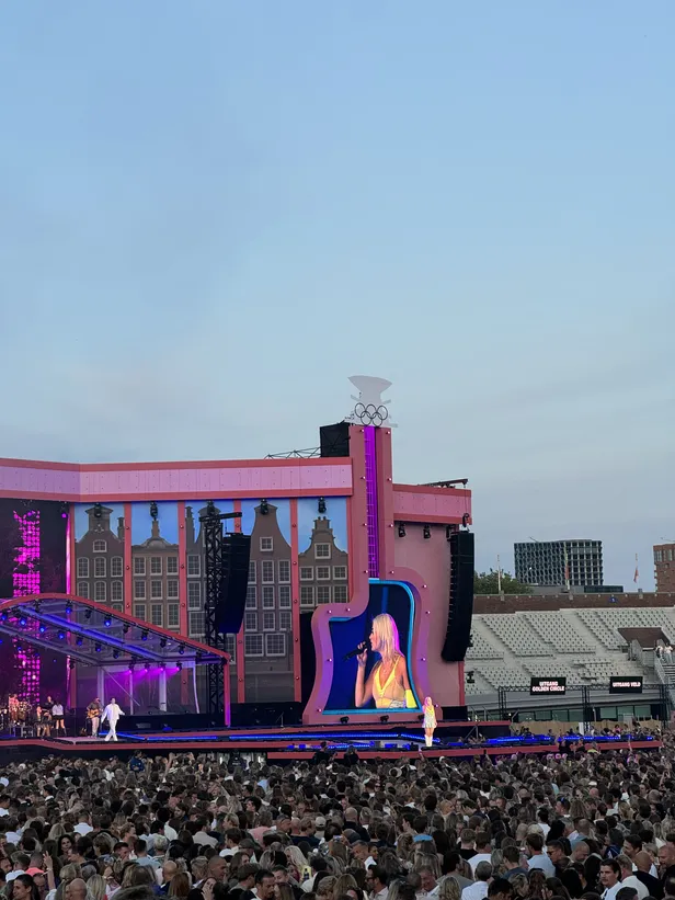 Bente en Yves Berendse in actie op het enorme (roze!) podium