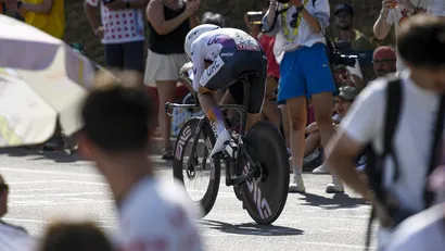 Bizarre taferelen in aanloop naar de Tour de France Femmes, waar een jurylid voorafgaand aan de tijdrit de rensters controleerde op opvulling in hun decolleté.