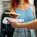 Vrouw betaalt contactloos