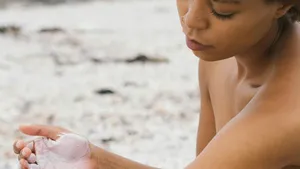 Vrouw smeert zich in met zonnebrandcrème