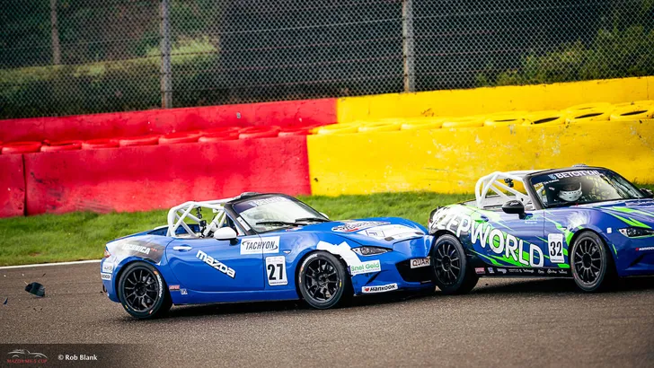 Laszlo van Houwelingen in de Mazda MX5 Cup. Zijn vader mag voor de kosten opdraaien.