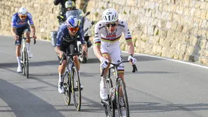 Tom Pidcock in het wiel van Tadej Pogacar, terwijl Mathieu van der Poel moet lossen.