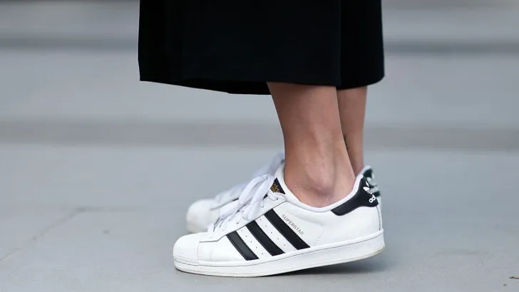 De adidas sneaker die de modebewuste vrouw nu draagt