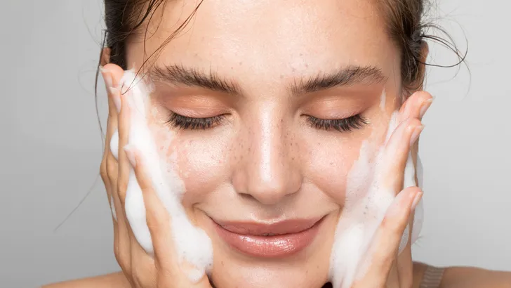 Say what? Deze foto laat zien hoeveel je écht nodig hebt van je skincare producten