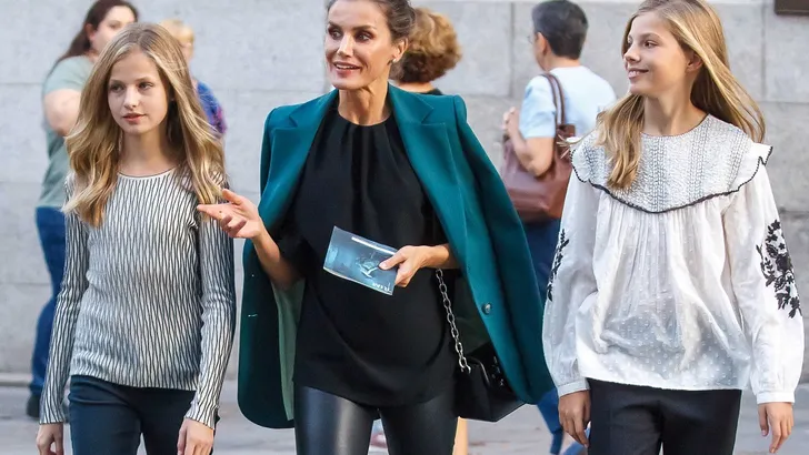 Lief: Leonor en Sofia kopen ring voor Letizia