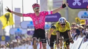 Neilson Powless zorgde vorig jaar in Dwars door Vlaanderen voor een bizarre stunt door drie renners van Team Visma | Lease a Bike erop te leggen.