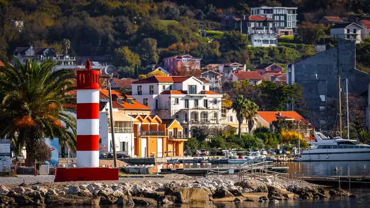 Foto van de haven van Tivat, een goedkoop alternatief voor Ibiza.