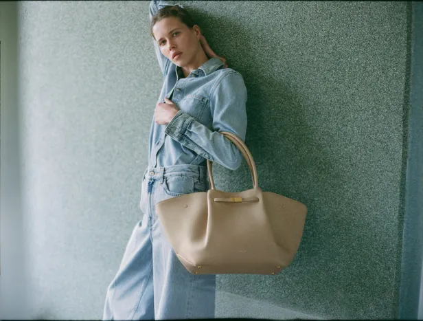 The New York bag in light taupe van DeMellier London | €650