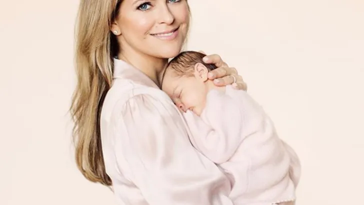 Madeleine poseert met baby Adrienne