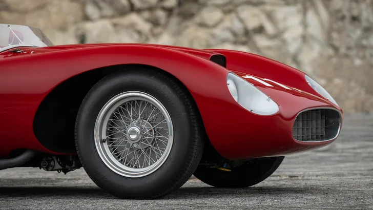 Bijzondere bijrijder in ‘heilige’ Ferrari van 30 miljoen zegt meer dan de hele autowereld