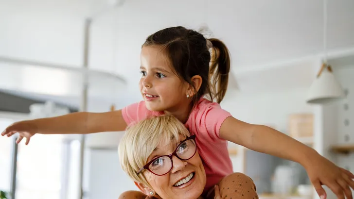 Hoe je je brein scherp houdt? Nieuw onderzoek wijst naar je kleinkinderen