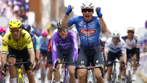 Jasper Philipsen heeft Gent-Wevelgem op zijn naam geschreven. Een belangrijke rol daarin was weggelegd voor zijn teamgenoot Mathieu van der Poel.