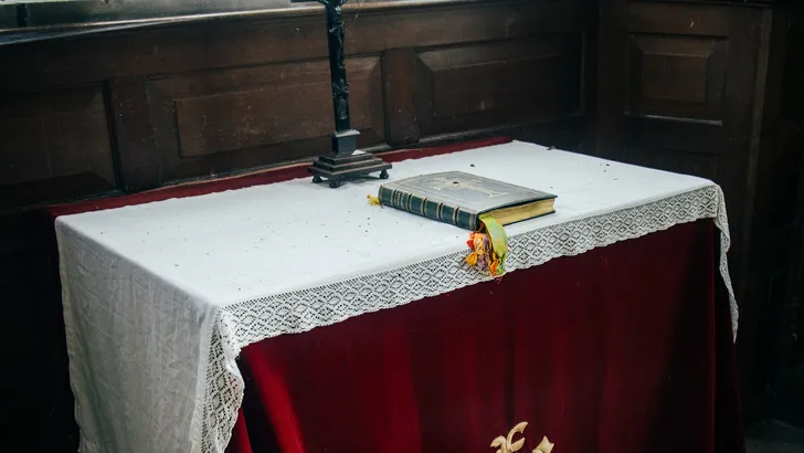 Aartsbisschop verbrandt altaar waar priester trio op had