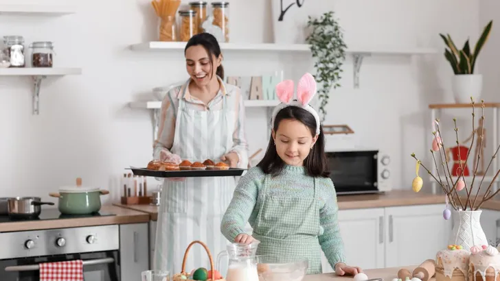 Moeder en dochter in de keuken voor Pasen.