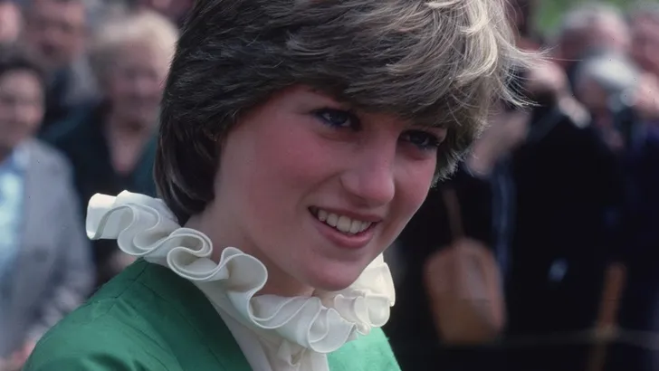 Het kraagje van prinses Diana is helemaal terug