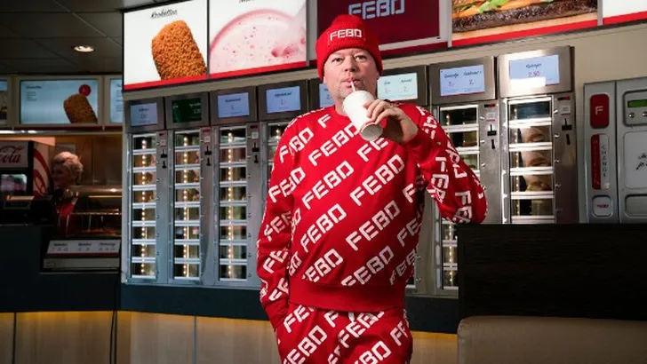 Van Barneveld schittert in FEBO ‘pyjama’
