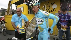 Vinokourov met hechtingen verder; Klöden ook