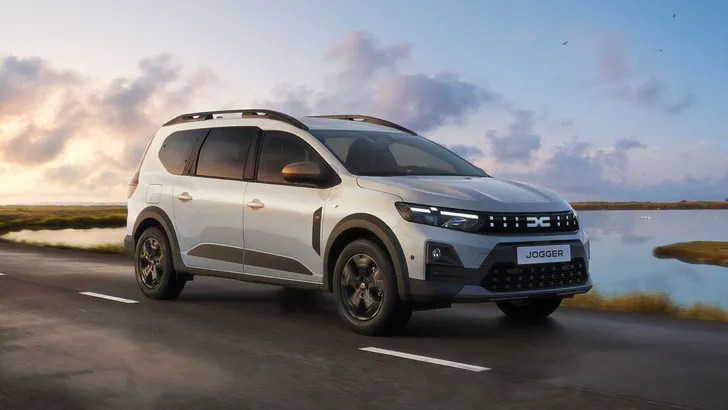 Terwijl de auto-industrie inzet op dure stekkerauto's lanceert Dacia een zevenzitter op gas met bijna 1500 km actieradius