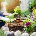 Mooie tuin met hooikoorts. – Foto van tuinierende vrouw