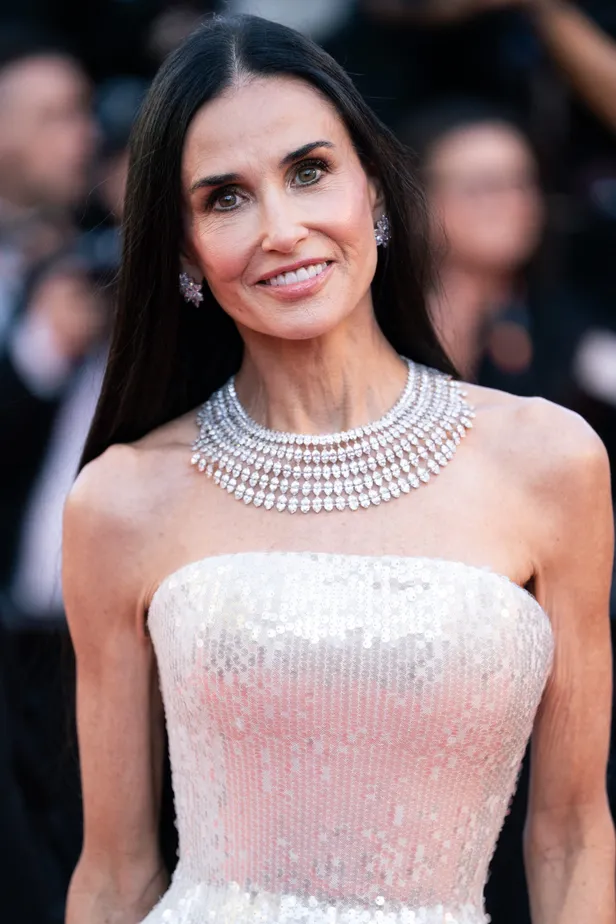 Detailfoto van Demi Moore en diamanten ketting bij Cannes 2026.