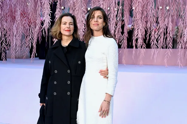 Charlotte Casiraghi en Carole Bouquet voorafgaand aan de S/S 2026 Couture-show van Chanel.