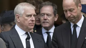 Andrew (links) met prins William.