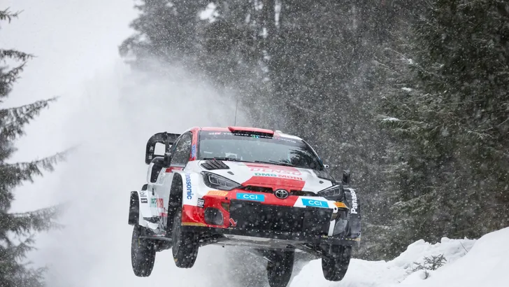 Toyota GR Yaris Rally1 knalt voor het eerst door de sneeuw (videos)