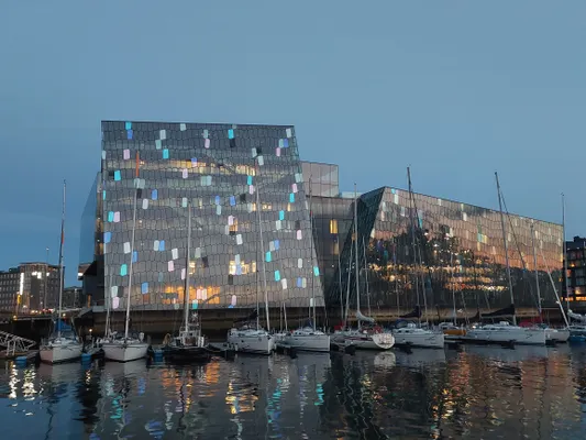 De jachthaven van Reykjavik, pal voor het Harpa concertgebouw