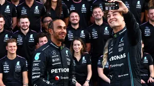 Teamfoto Mercedes 'te blank' voor Hamilton: 'Er zijn maar drie mensen van kleur'