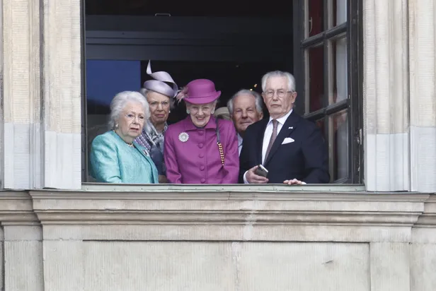 Voor sommige royals was er geen plek op het balkon. Gelukkig was de ceremonie vanuit het raam óók goed te volgen. (Beeld: NL Beeld)