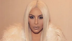 Kim Kardashian laat zien hoe ze haar borsten in bedwang houdt