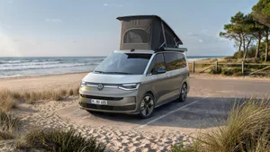 Vernieuwde Volkswagen California met geopend hefdak bij een zonnig strand