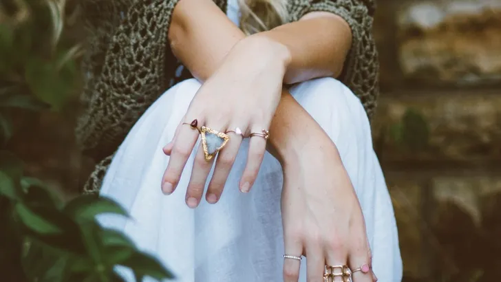 Zit je ring vast om je vinger? Met dit trucje heb je 'm er zo vanaf