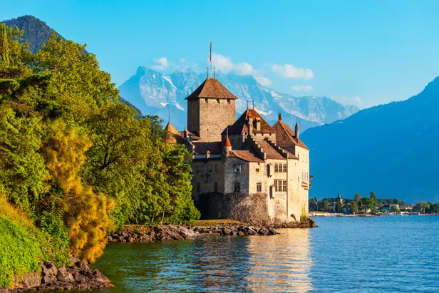 Chateau de Chillon lijkt te drijven op het meer van Genève. Beeld je in dat je hier als jonkvrouwe door de gangen dwaalt... Swoon! 