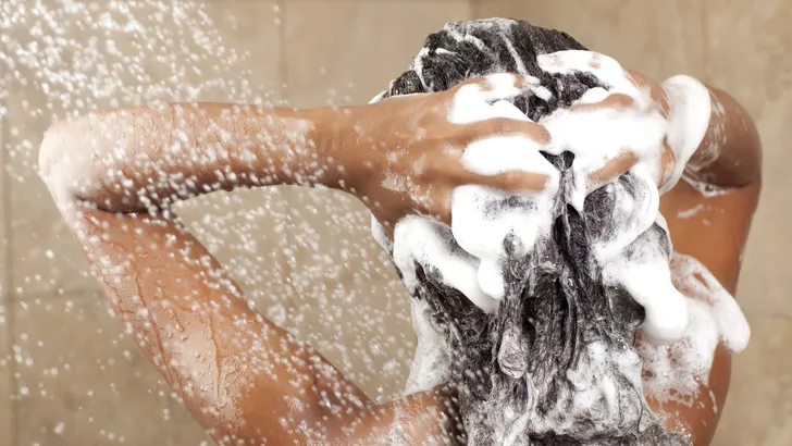 Met deze truc kun je zien hoe een (goedkope) shampoo je haarkleur kan verpesten 